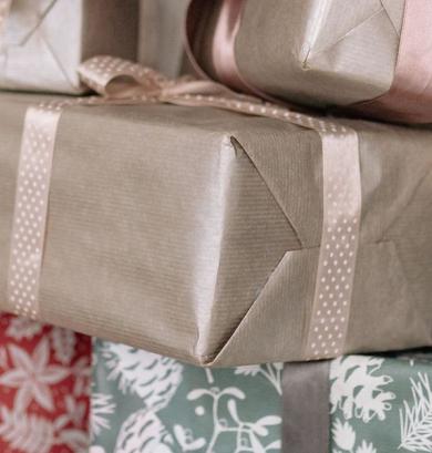 Stapel ingepakte cadeaus als inspiratie voor een cadeau voor een man