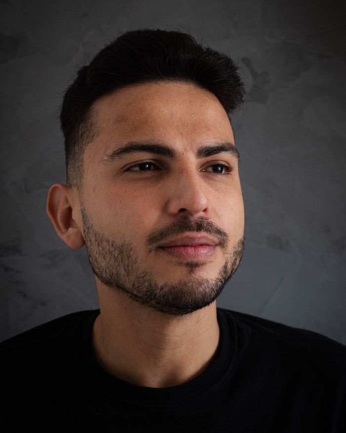Crew cut, kort en verzorgd Man met kort verzorgd haar, iets langer bovenop dan aan de zijkanten
