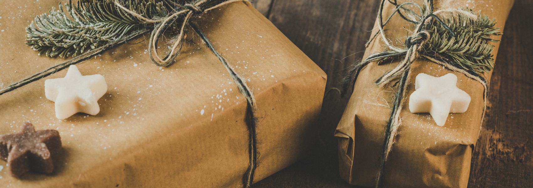 Cadeaus in bruin pakpapier met touw als sinterklaascadeau voor mannen