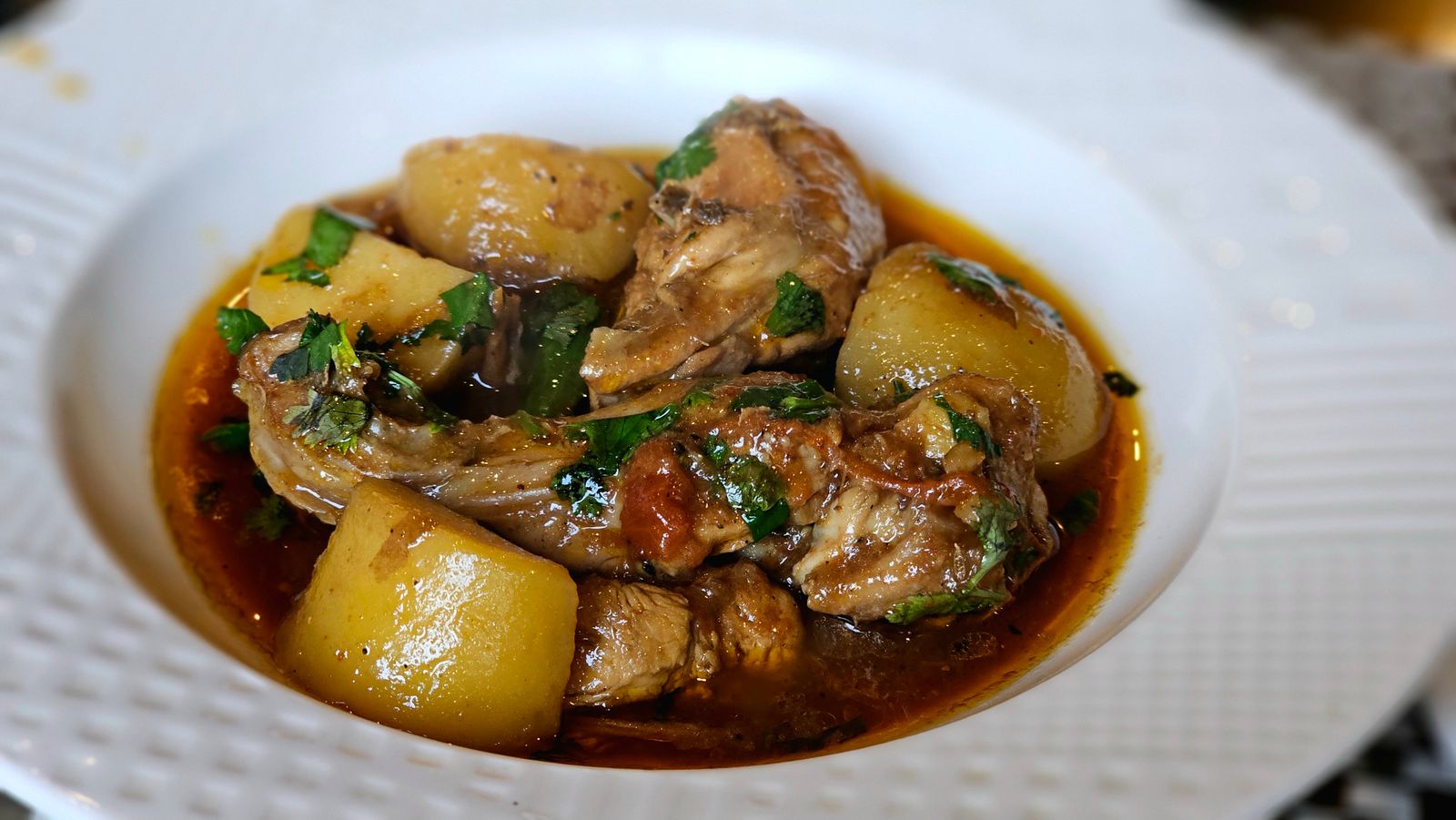 Kipstoofpot met aardappelen en verse kruiden in een rijke saus