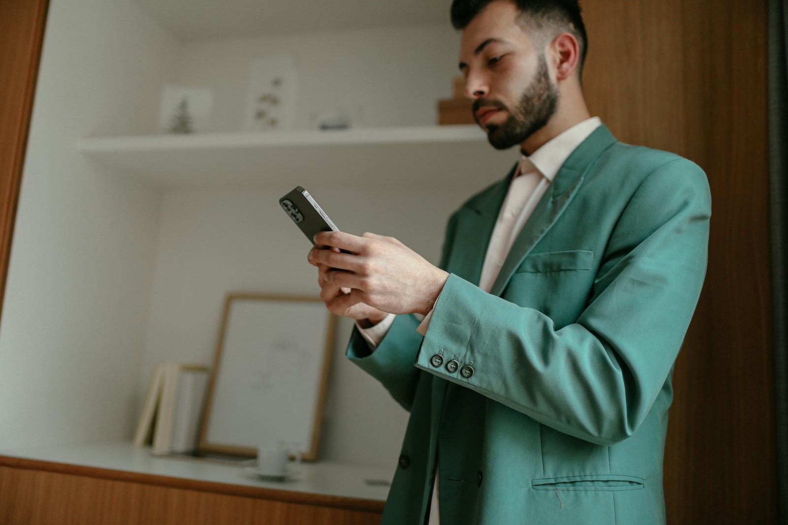 Waarom mannen steeds vaker gokken via hun telefoon
